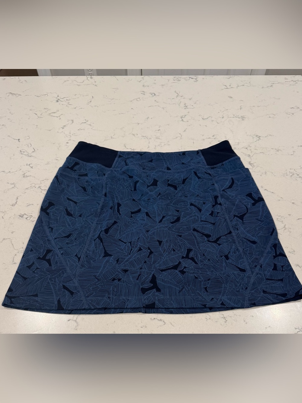 Athleta Women’s Athletic Skort Navy Blue Leaf-Print. Size Large.
